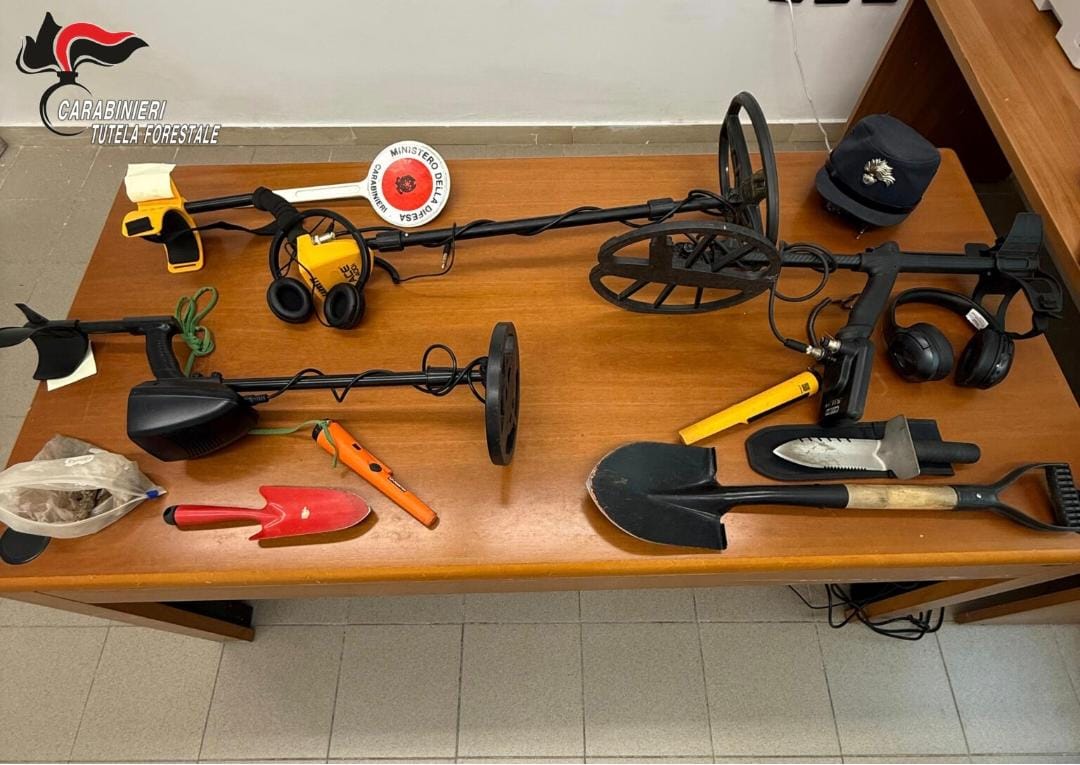 POZZUOLI/ Giravano nella Foresta di Cuma con metal detector e coltelli: denunciate 3 persone