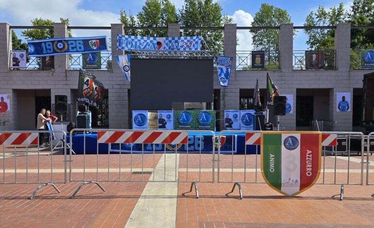 Maxi schermo, bandiere e piazza addobbata: tutto pronto a Monterusciello per Napoli-Cagliari