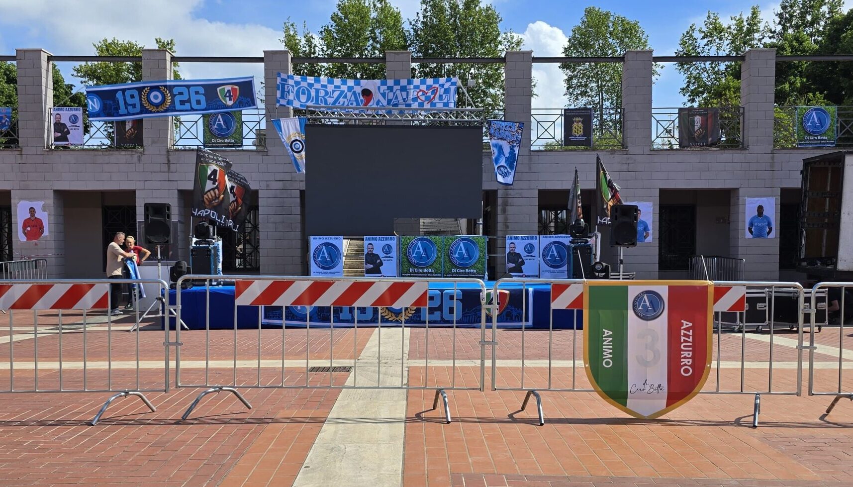 Maxi schermo, bandiere e piazza addobbata: tutto pronto a Monterusciello per Napoli-Cagliari