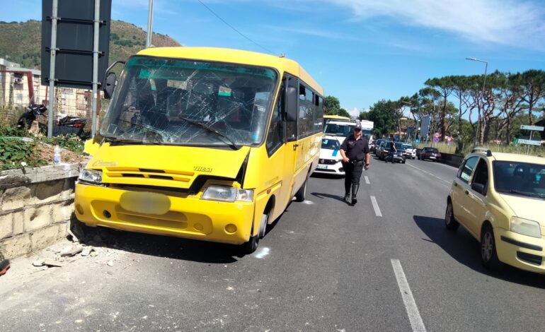 Paura a Pozzuoli: scuolabus si schianta contro un muro, studente ferito – LE FOTO