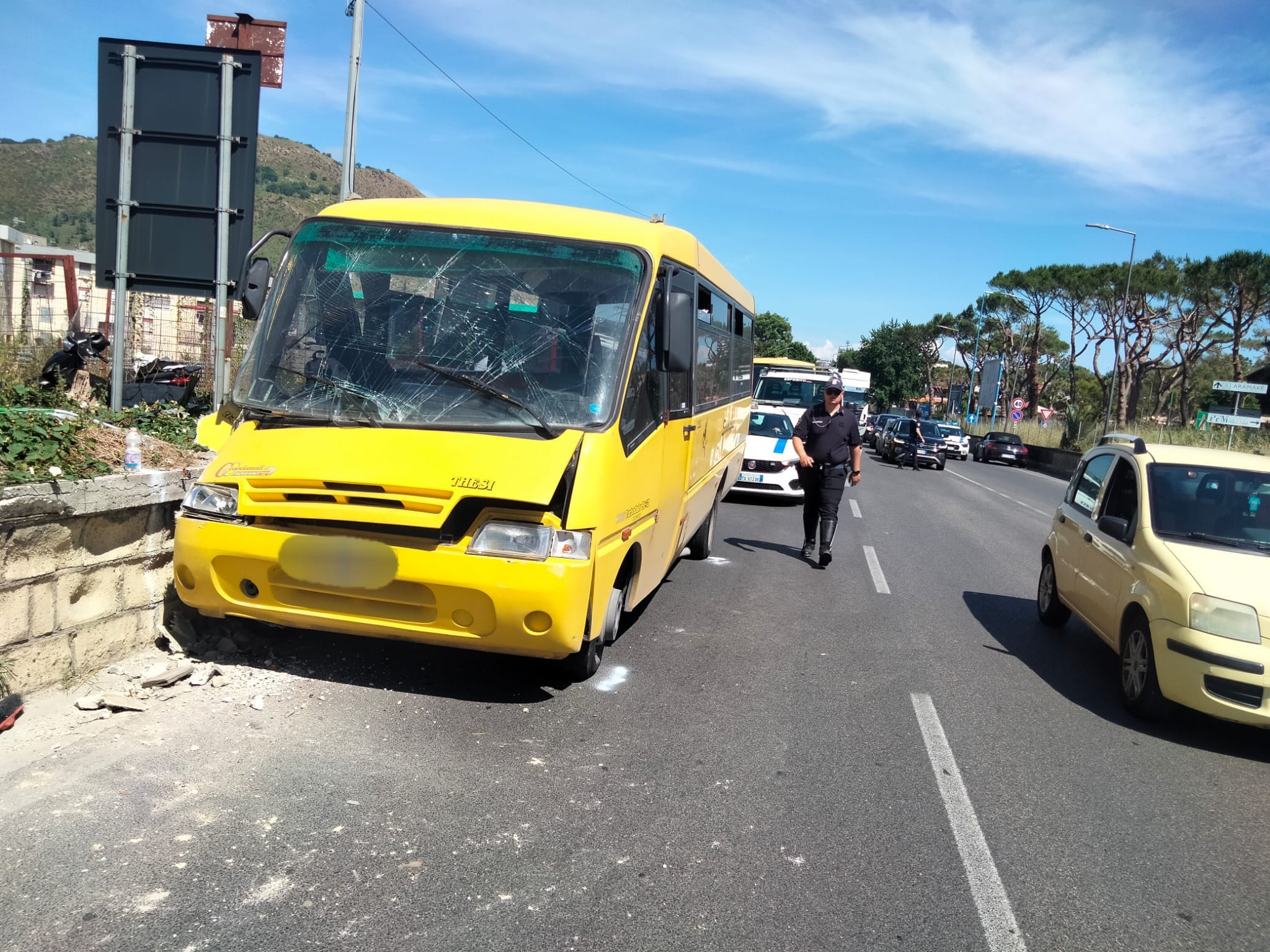 Paura a Pozzuoli: scuolabus si schianta contro un muro, studente ferito – LE FOTO