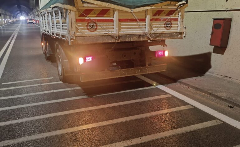 Incidente nel tunnel tra Pozzuoli e Quarto: tre mezzi coinvolti – LE FOTO