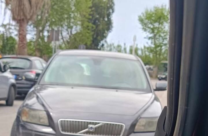 Taxi abusivi a Licola Borgo, la denuncia: «Contromano mi stavano venendo addosso»