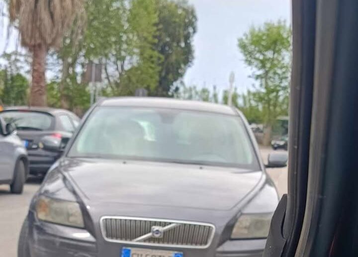 Taxi abusivi a Licola Borgo, la denuncia: «Contromano mi stavano venendo addosso»