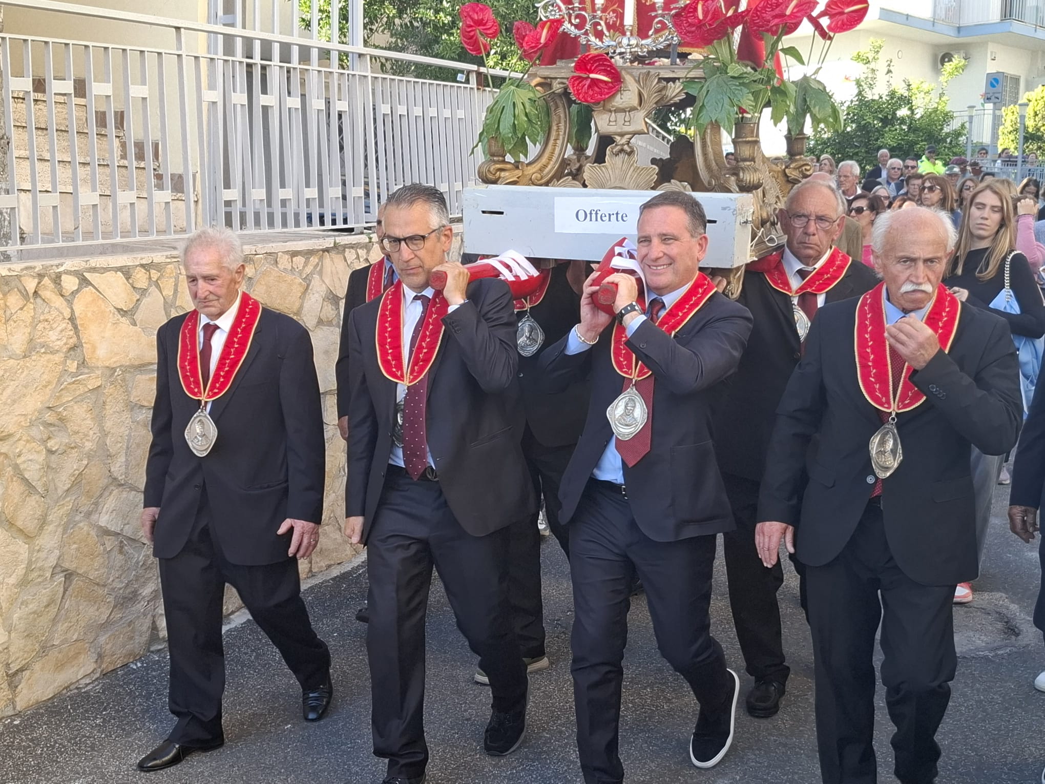 POZZUOLI/ Folla per San Gennaro: la statua è tornata al Santuario – LE FOTO
