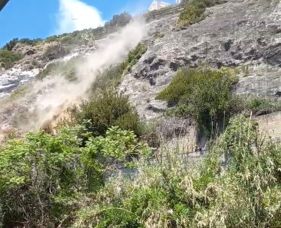 POZZUOLI/ Scossa di magnitudo 4.4, smottamento anche a via Napoli: cede parte del costone – IL VIDEO