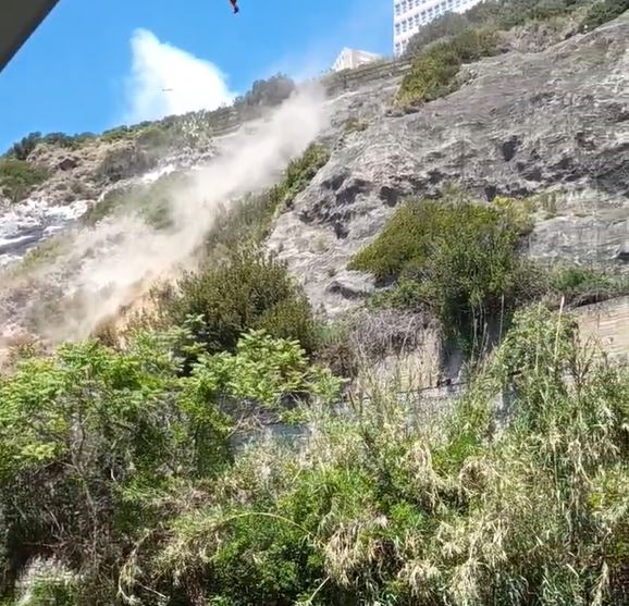 POZZUOLI/ Scossa di magnitudo 4.4, smottamento anche a via Napoli: cede parte del costone – IL VIDEO