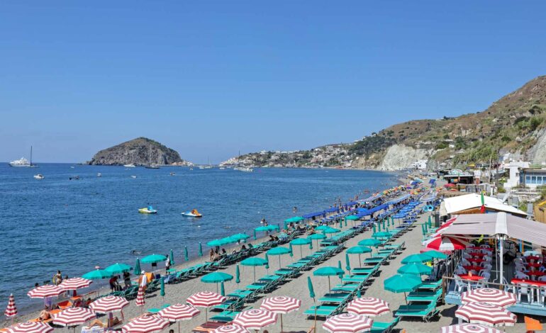 Rissa sulla spiaggia, denunciato il titolare di un ristorante