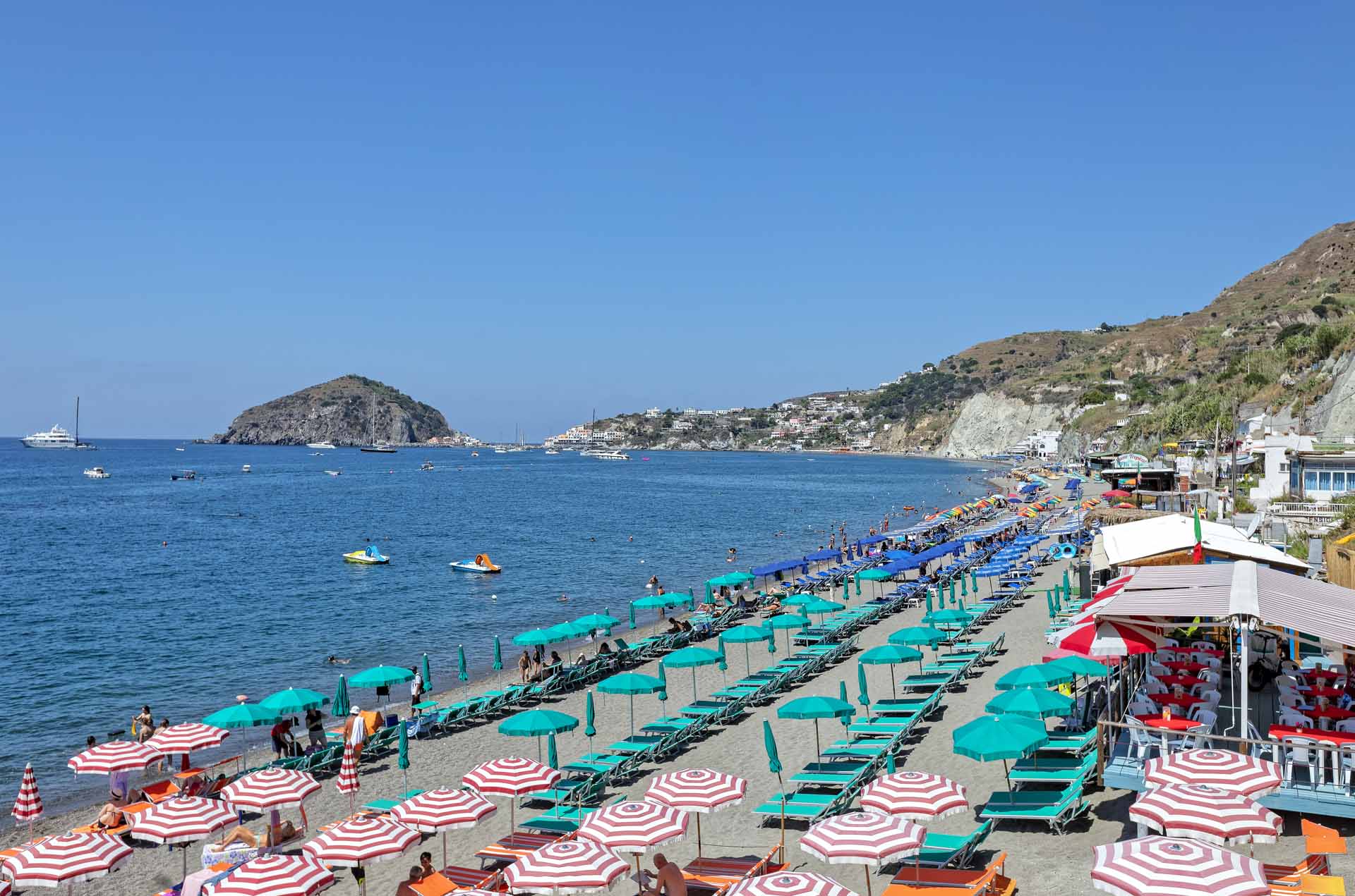 Rissa sulla spiaggia, denunciato il titolare di un ristorante