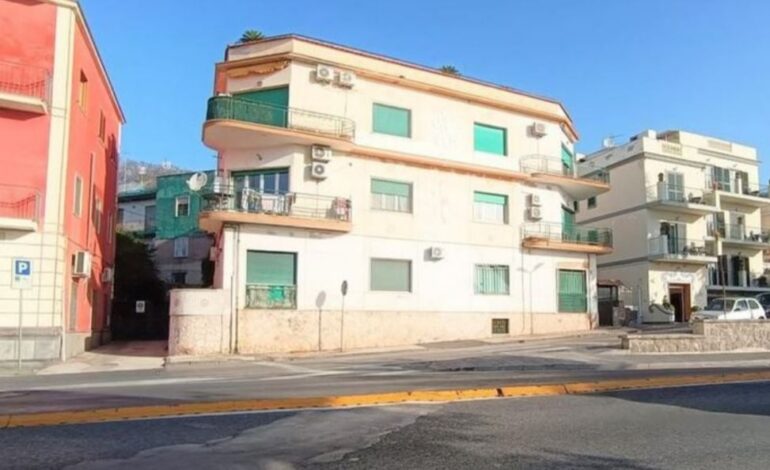 POZZUOLI/ Tenta di rapinare hotel con una pietra: 44enne arrestato a Lucrino