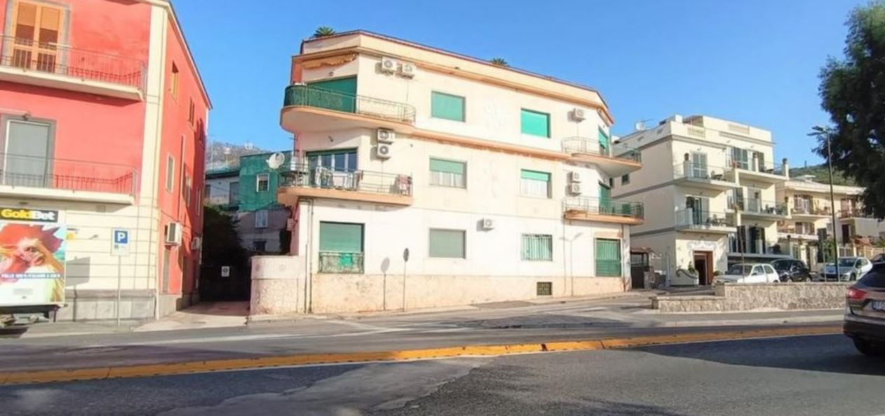 POZZUOLI/ Tenta di rapinare hotel con una pietra: 44enne arrestato a Lucrino