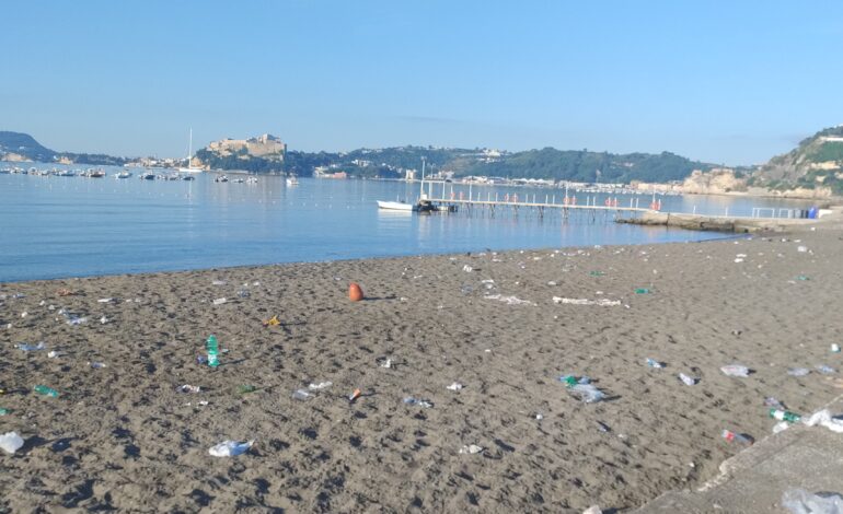 POZZUOLI/ La spiaggia di Lucrino invasa dai rifiuti