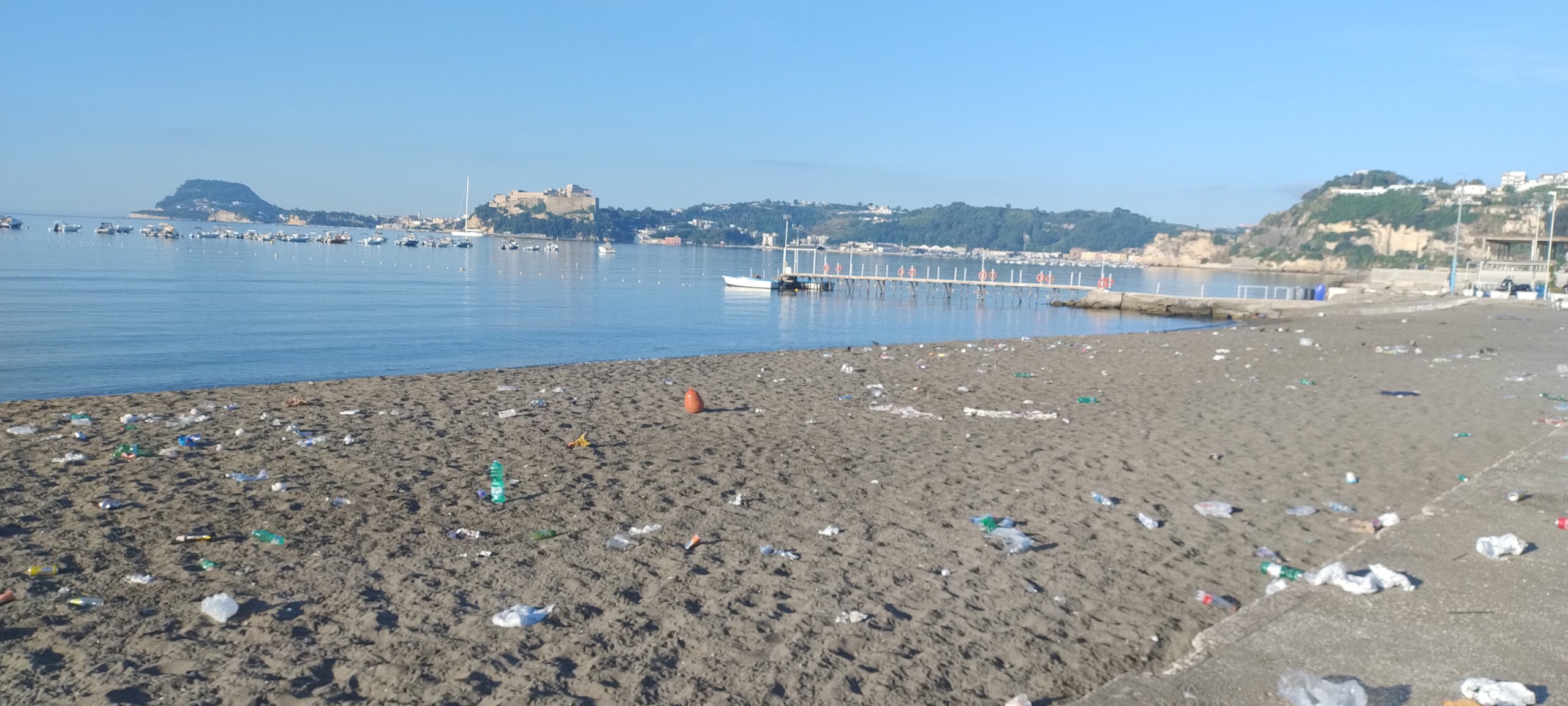 POZZUOLI/ La spiaggia di Lucrino invasa dai rifiuti