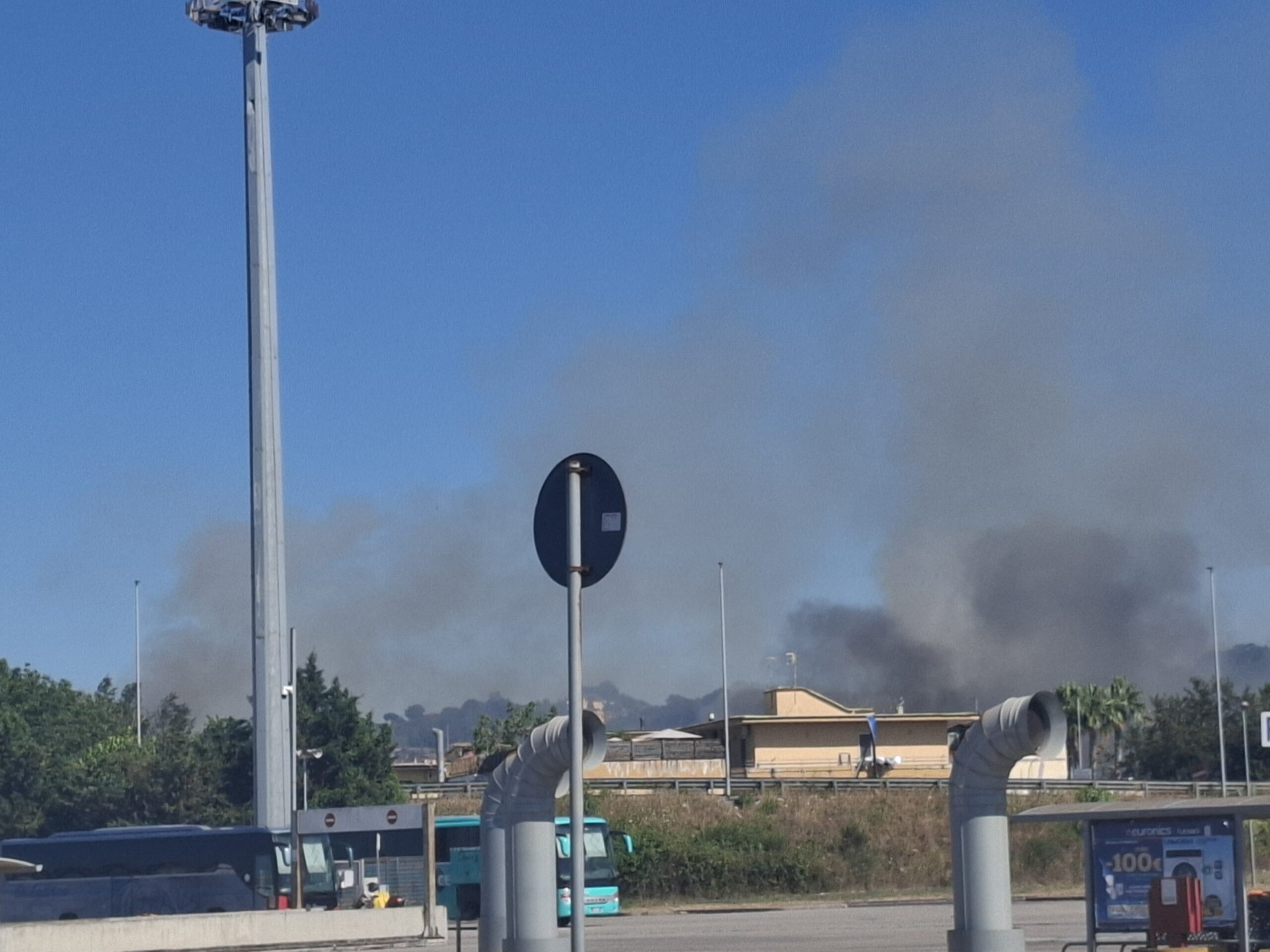 Incendi a Quarto, gente in strada