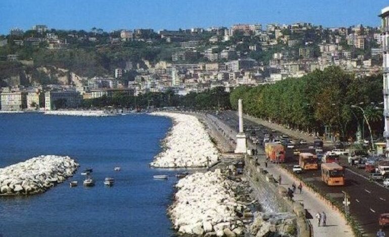 Cadavere di un uomo tra le barche a Napoli