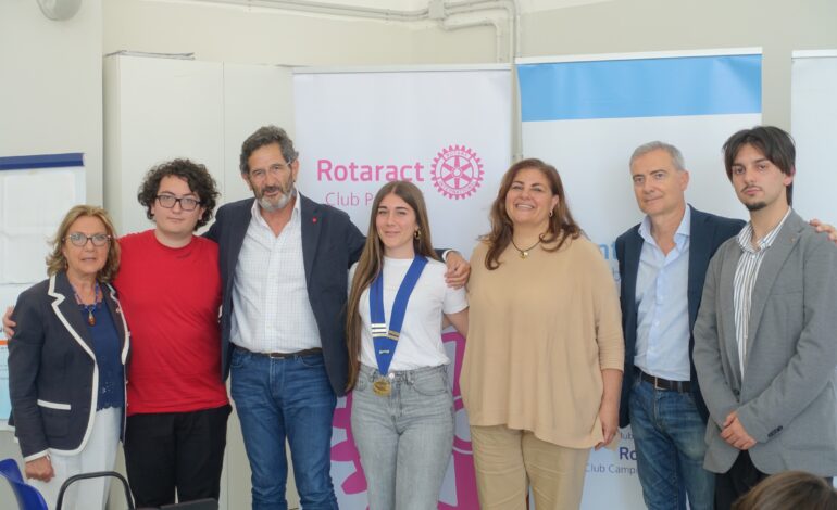 All’Istituto Pitagora il “Collare Interact Club Pozzuoli” passa da Fabio Giaquinto ad Anna Franzese