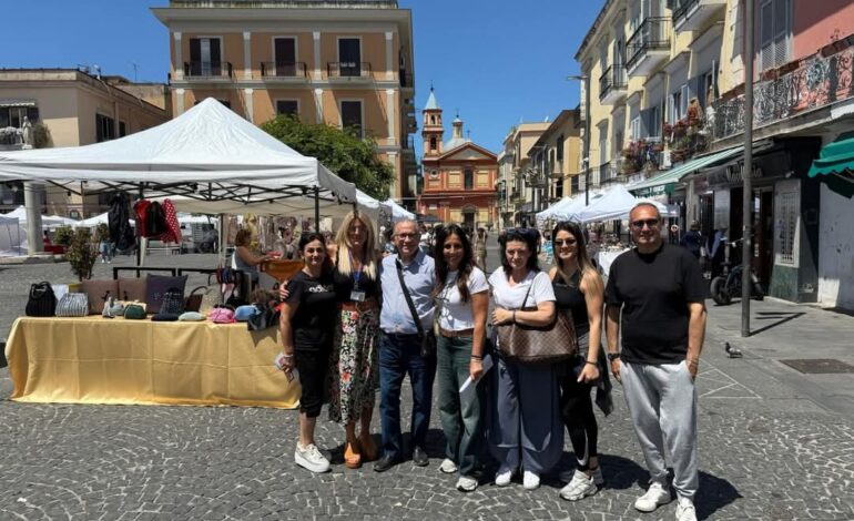 Hobbisti in piazza a Pozzuoli: arte e gente in strada