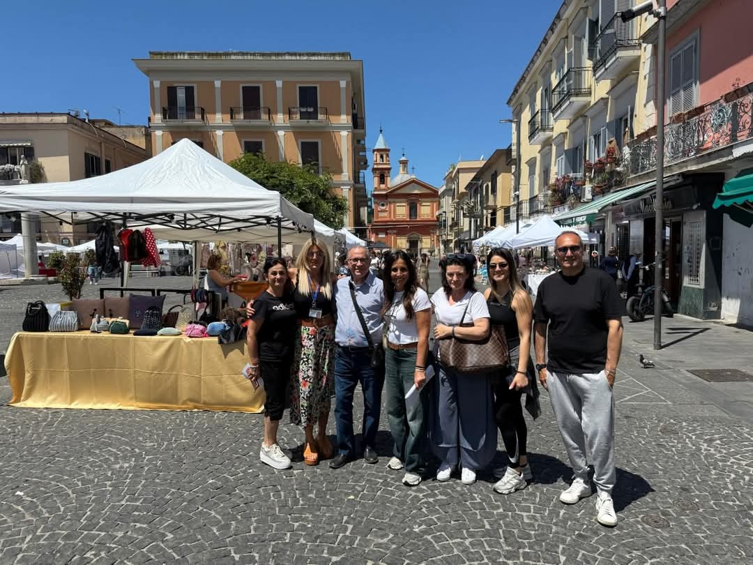 Hobbisti in piazza a Pozzuoli: arte e gente in strada