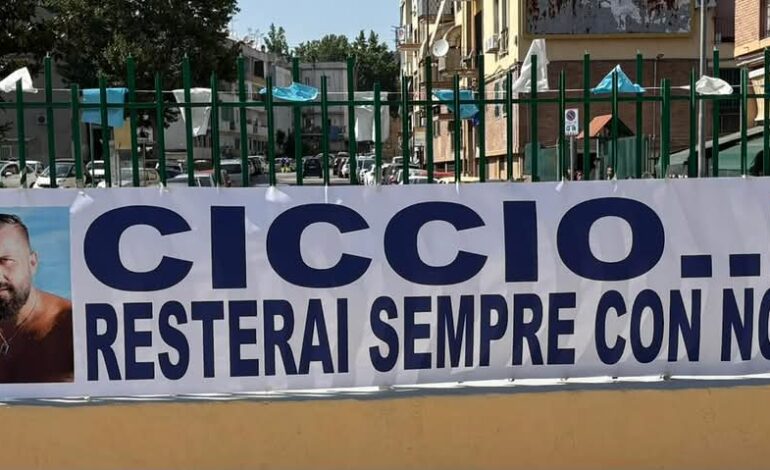Morto dopo la caduta in scooter a Pozzuoli, folla ai funerali di Romeo “Mancherai a tutti noi”