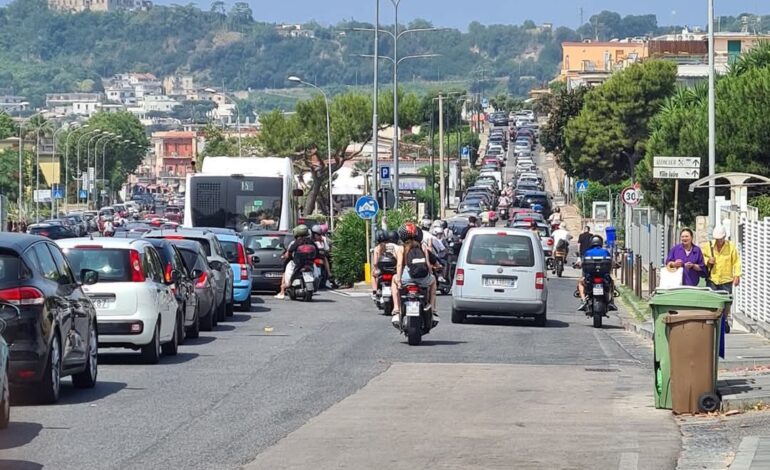 POZZUOLI/ Traffico in tilt, caos totale a Lucrino e Arco Felice
