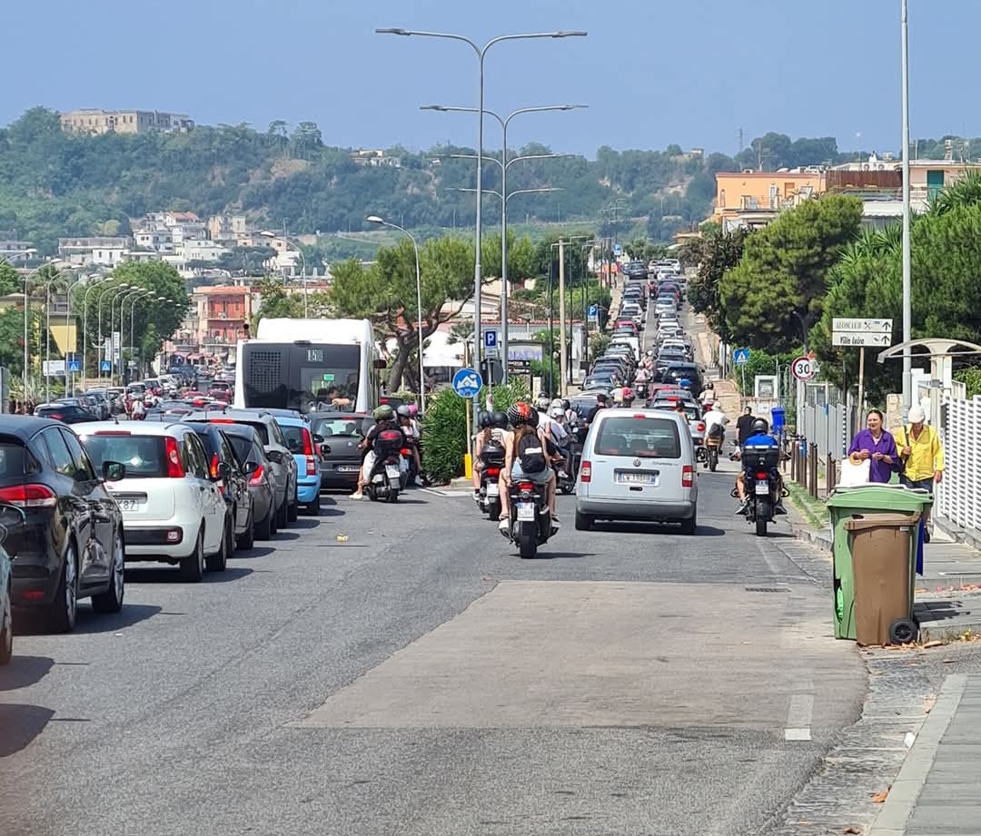 POZZUOLI/ Traffico in tilt, caos totale a Lucrino e Arco Felice