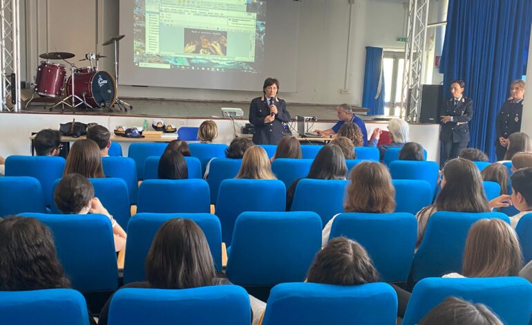 Lezioni di sicurezza stradale: la Polizia Municipale nelle scuole di Pozzuoli
