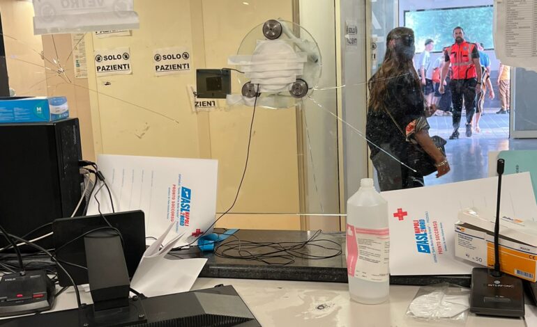 Giovane ucciso in spiaggia, amici e parenti sfasciano il pronto soccorso di Pozzuoli