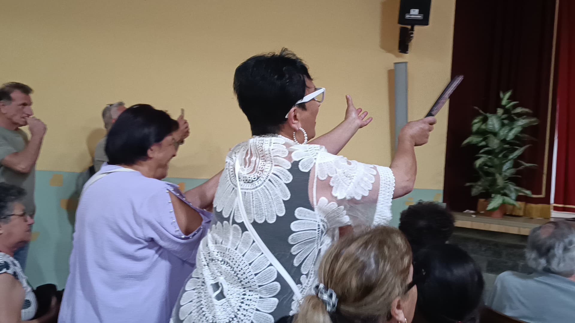 “Finiremo come Scampia!” A Monterusciello esplode la rabbia delle case popolari: affitti alle stelle e degrado strutturale