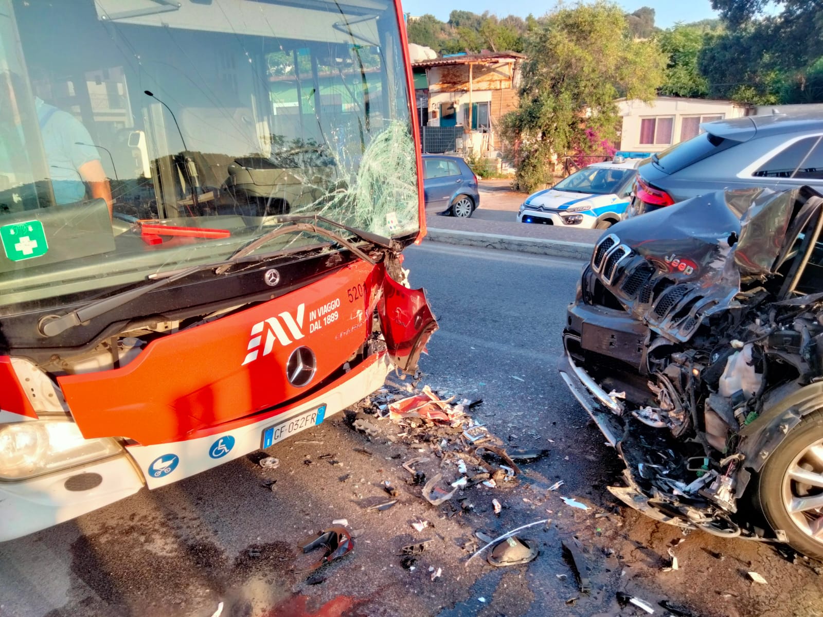 POZZUOLI/ Scontro frontale auto-bus: feriti a Lucrino – LE FOTO