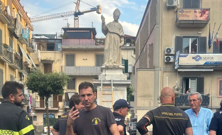 «Sta cadendo la statua di Santo Mamozio» A Pozzuoli arrivano i vigili del fuoco – LE FOTO