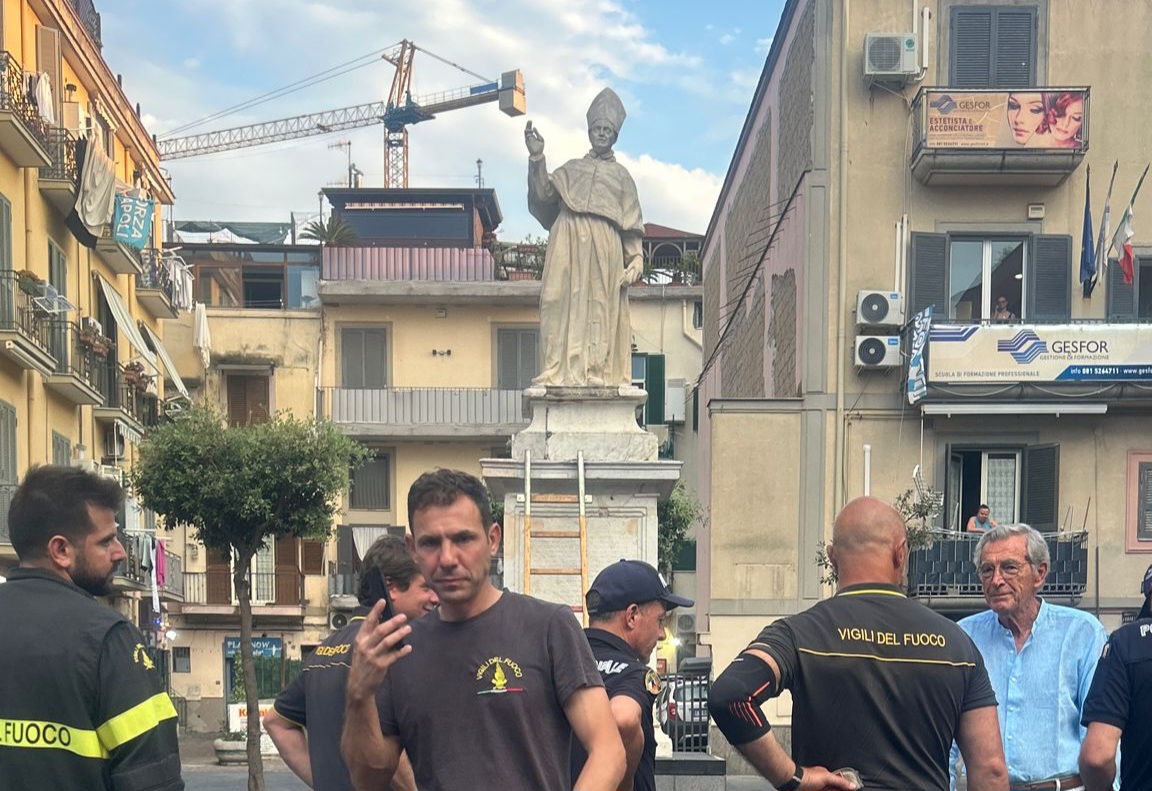 «Sta cadendo la statua di Santo Mamozio» A Pozzuoli arrivano i vigili del fuoco – LE FOTO