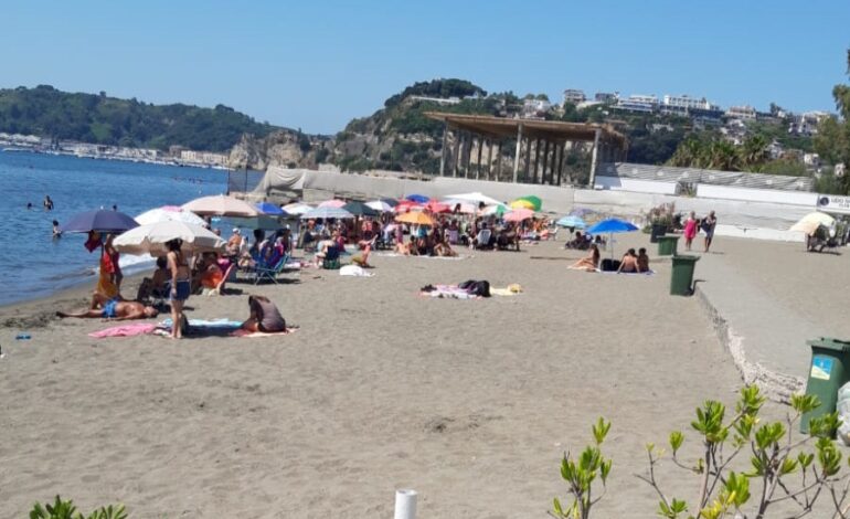 Spiaggia di Lucrino senza bagnini di salvataggio, ritardi dal comune di Pozzuoli – LE FOTO