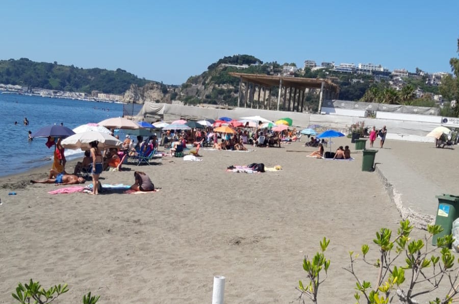 Spiaggia di Lucrino senza bagnini di salvataggio, ritardi dal comune di Pozzuoli – LE FOTO
