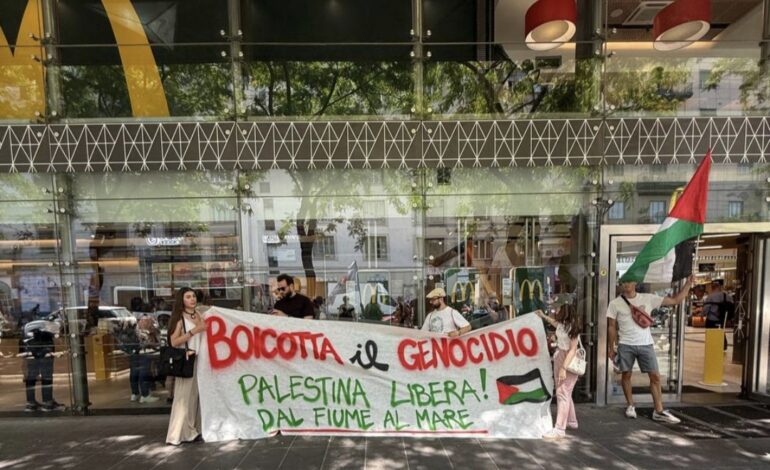 Palestina libera, stop al genocidio: blitz degli attivisti al McDonald’s