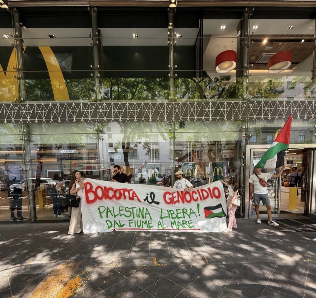 Palestina libera, stop al genocidio: blitz degli attivisti al McDonald’s
