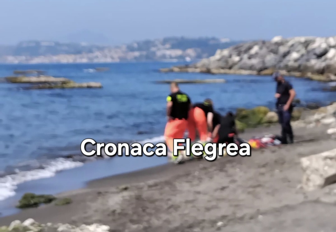 Dramma a Pozzuoli: uomo si tuffa in mare e muore