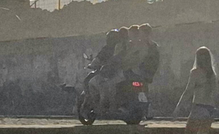 POZZUOLI/ In quattro su un motorino sulla spiaggia di Lucrino – LA FOTO