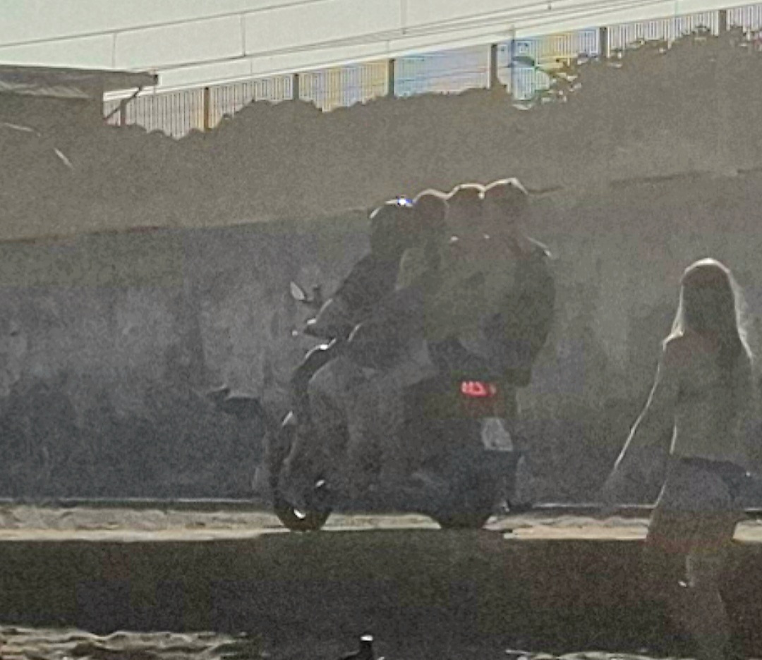 POZZUOLI/ In quattro su un motorino sulla spiaggia di Lucrino – LA FOTO