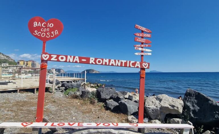 POZZUOLI/ Bacio con scossa: spunta la “zona romantica” sulla spiaggia di via Napoli – LE FOTO