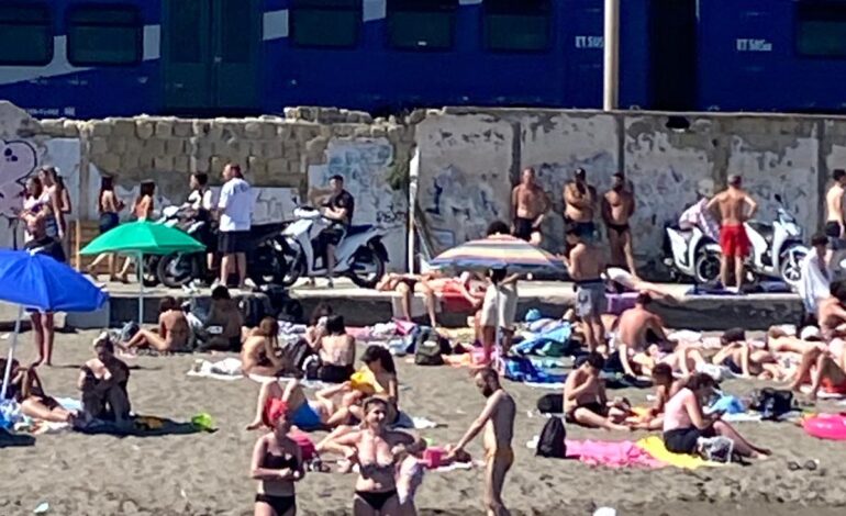 POZZUOLI/ Motorini e caos totale sulla spiaggia di Lucrino «Mancano i presupposti per la sicurezza dei bagnanti»