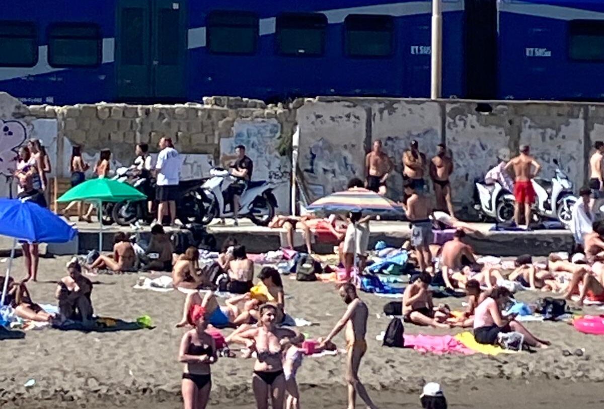 POZZUOLI/ Motorini e caos totale sulla spiaggia di Lucrino «Mancano i presupposti per la sicurezza dei bagnanti»