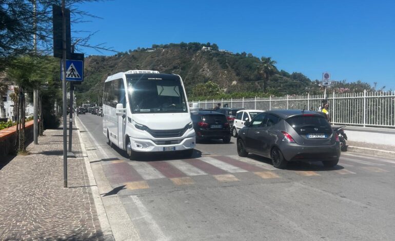 BACOLI/ Parcheggi chiusi e mare negato ad anziani, disabili e bambini
