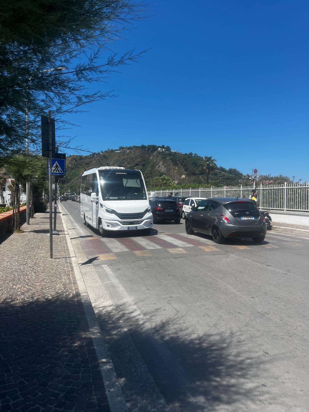 BACOLI/ Parcheggi chiusi e mare negato ad anziani, disabili e bambini