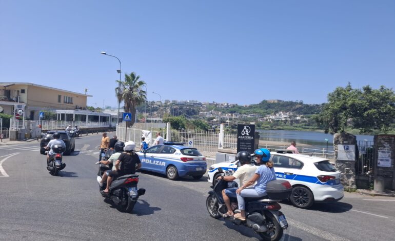 POZZUOLI/ Scooter selvaggi sulla spiaggia di Lucrino, polizia e vigili sequestrano 3 mezzi e fermano 38 persone