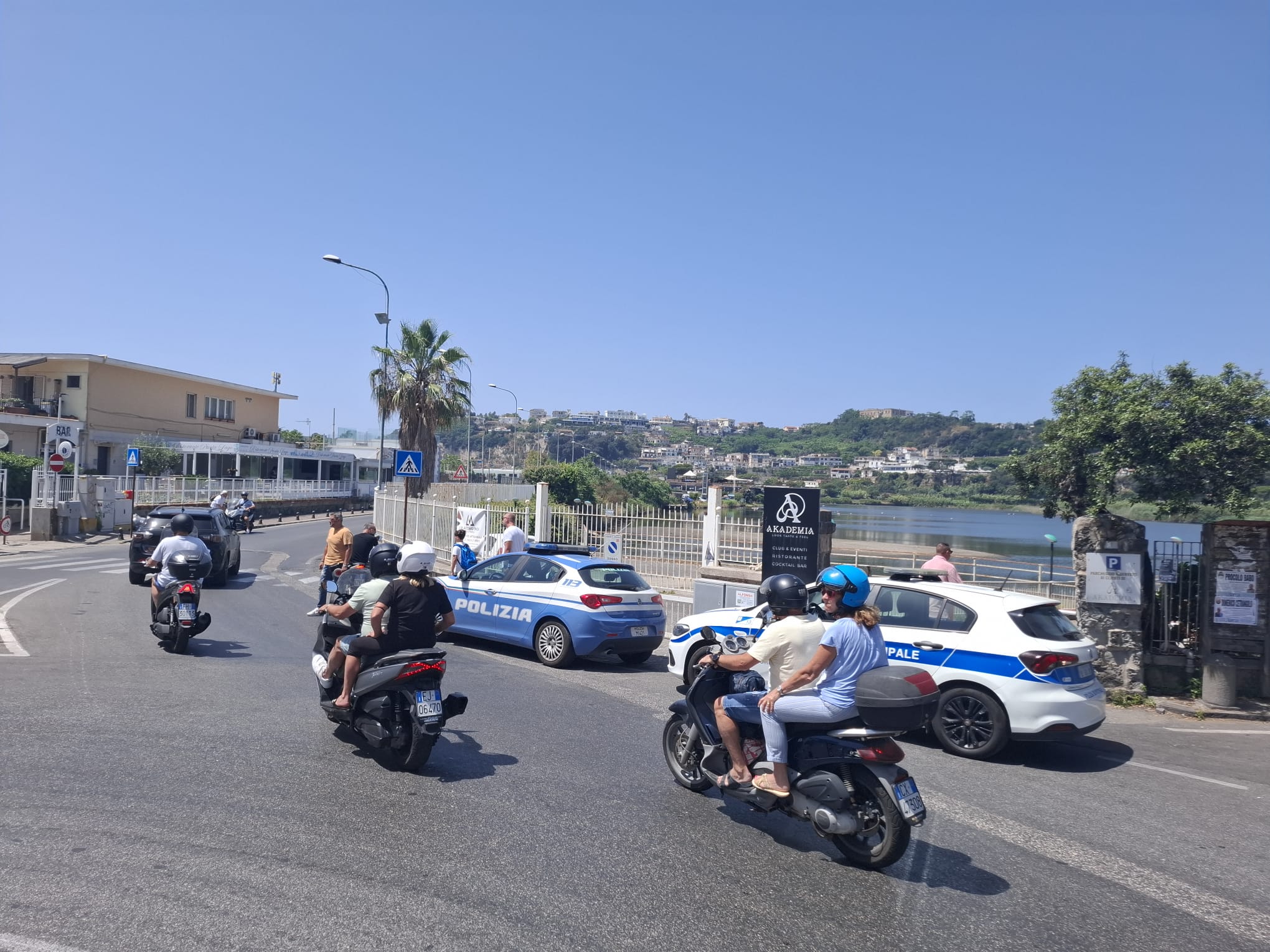 POZZUOLI/ Scooter selvaggi sulla spiaggia di Lucrino, polizia e vigili sequestrano 3 mezzi e fermano 38 persone