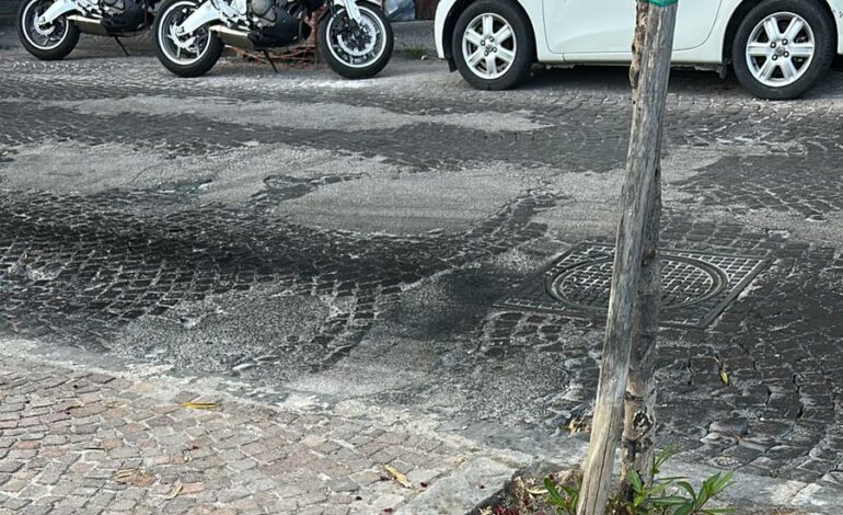 Tragedia a Pozzuoli: 44enne scivola con lo scooter su una macchia d’olio e muore
