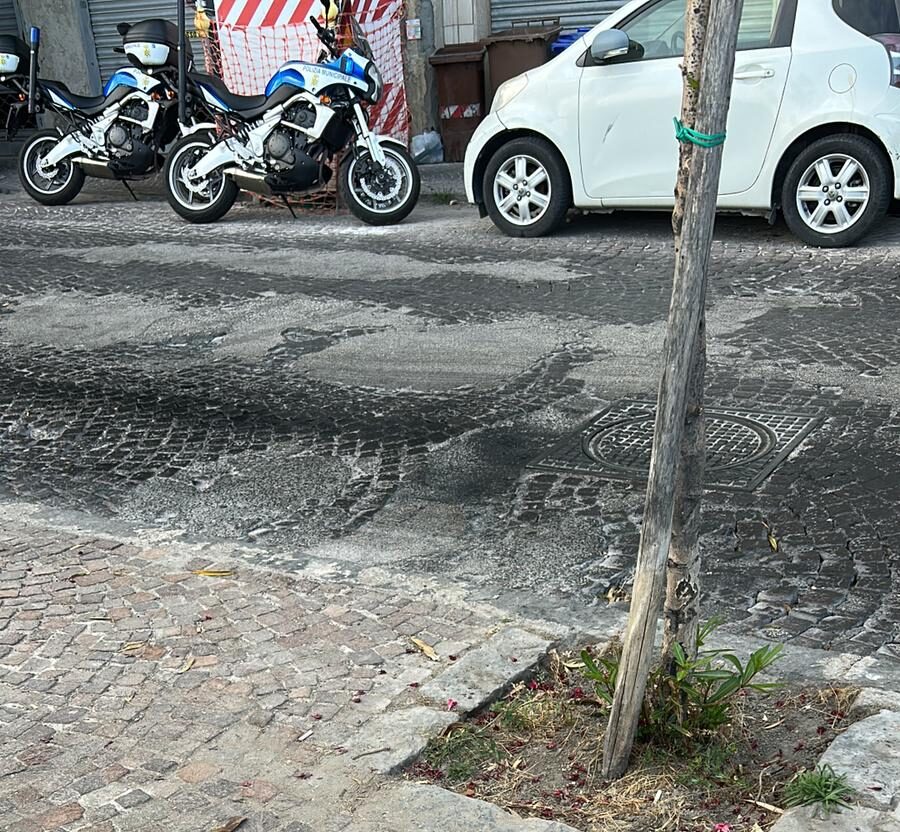 Tragedia a Pozzuoli: 44enne scivola con lo scooter su una macchia d’olio e muore