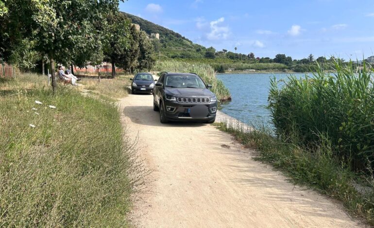 POZZUOLI/ Auto lungo la passeggiata e rifiuti in acqua: il lago d’Averno è terra di nessuno – LE FOTO