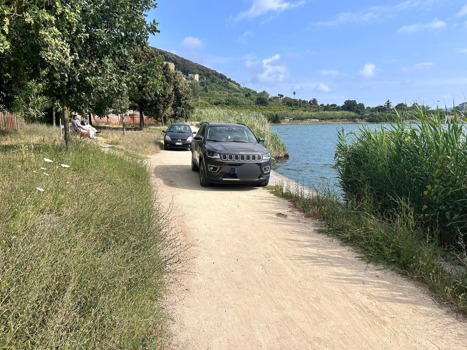 POZZUOLI/ Auto lungo la passeggiata e rifiuti in acqua: il lago d’Averno è terra di nessuno – LE FOTO