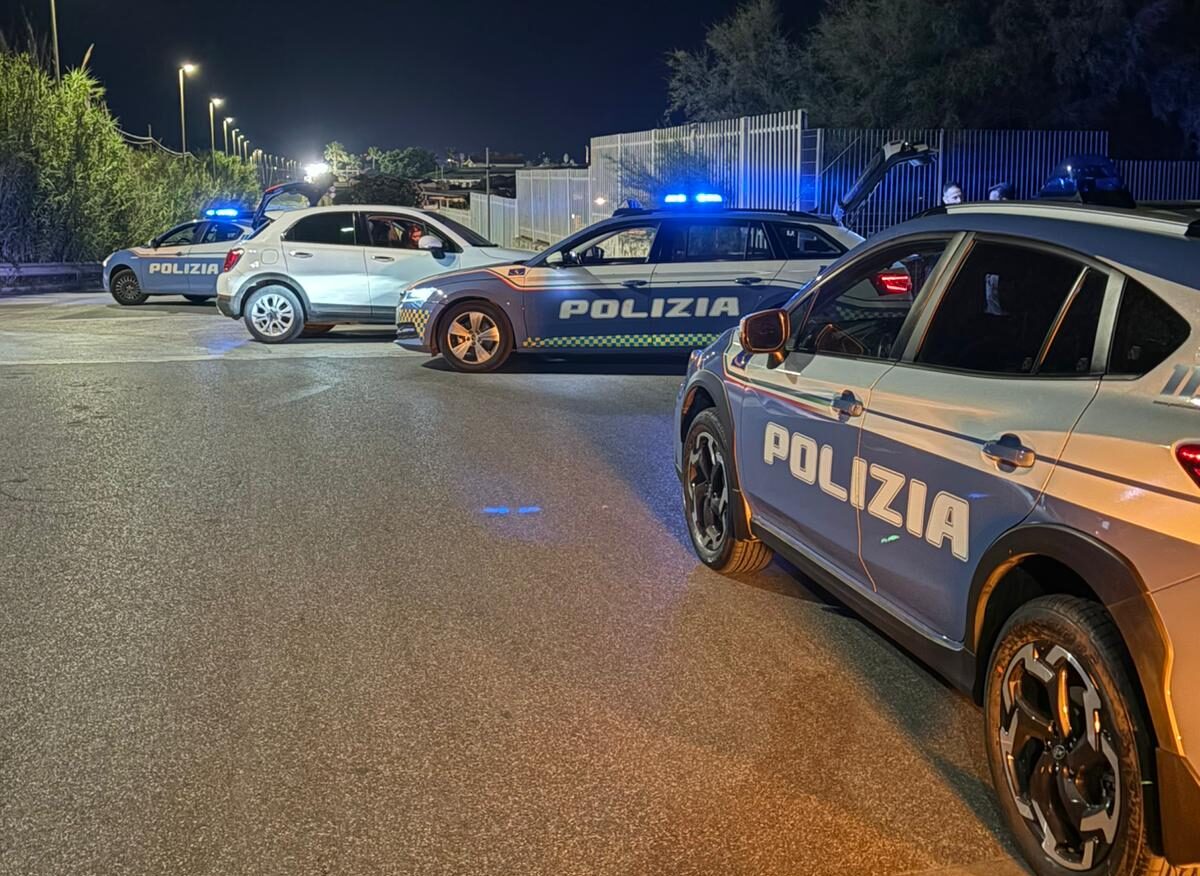 Controlli della Polizia a Pozzuoli: patenti ritirate e denunce sulle strade della movida – LE FOTO
